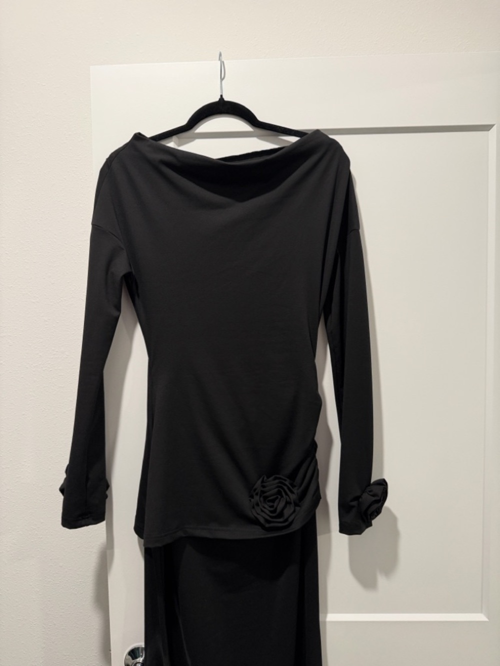 Elegant Black Long-Sleeve Women’s Top with Rosette Detail - Picture 6 of 6
